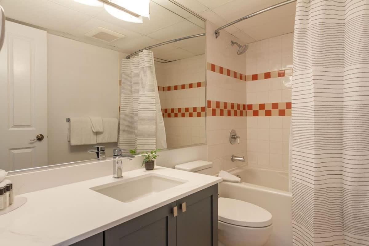 Renovated 2Bed-2Bath In Village With Pool, Hot Tub, And Sauna Hébergement de vacances