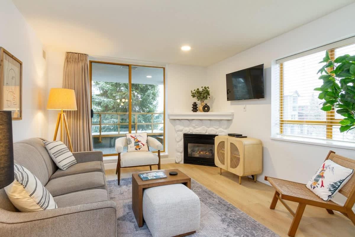 Renovated 2Bed-2Bath In Village With Pool, Hot Tub, And Sauna Hébergement de vacances Whistler